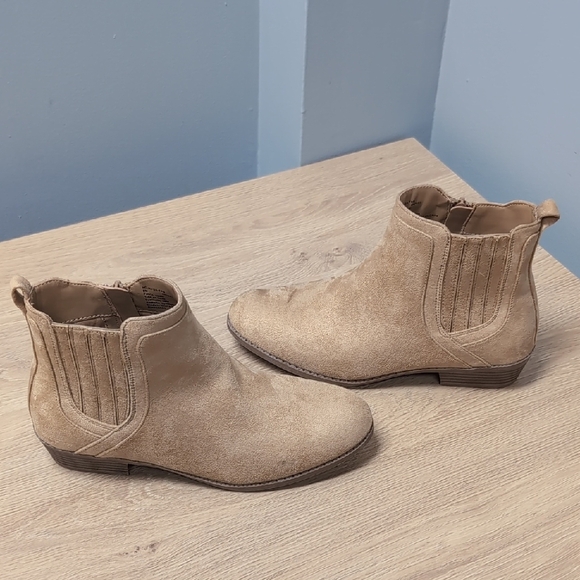 NWOT Nordstrom Tan Suede Jayda Ankle Booties. - Picture 3 of 9